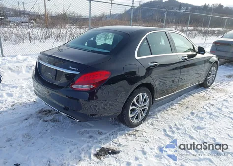 2017 Mercedes-Benz C 300 4Matic/Luxury 4Matic/Sport 4Matic z USA, uszkodzony, nr VIN 55SWF4KB6HU206711